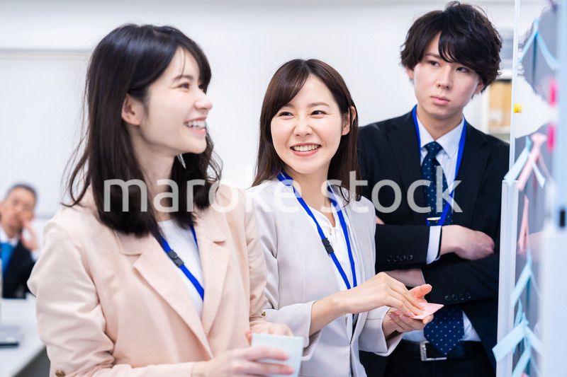 楽しくオフィスで仕事をするスタッフ