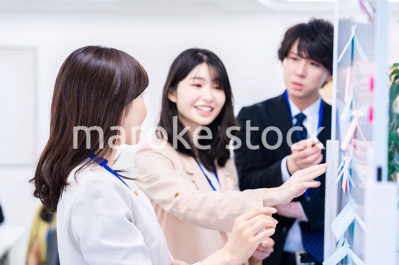 楽しくオフィスで仕事をするスタッフ