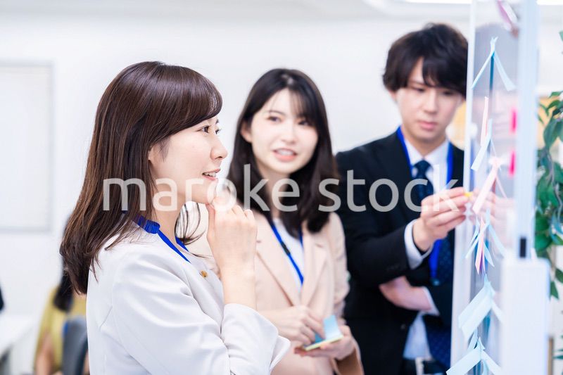 楽しくオフィスで仕事をするスタッフ