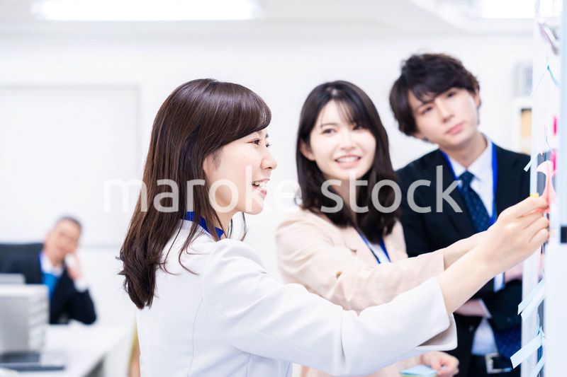 楽しくオフィスで仕事をするスタッフ