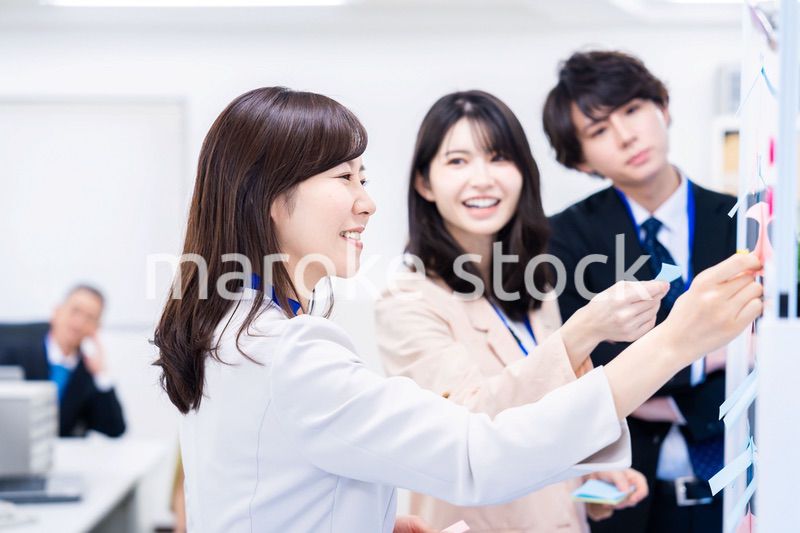 楽しくオフィスで仕事をするスタッフ