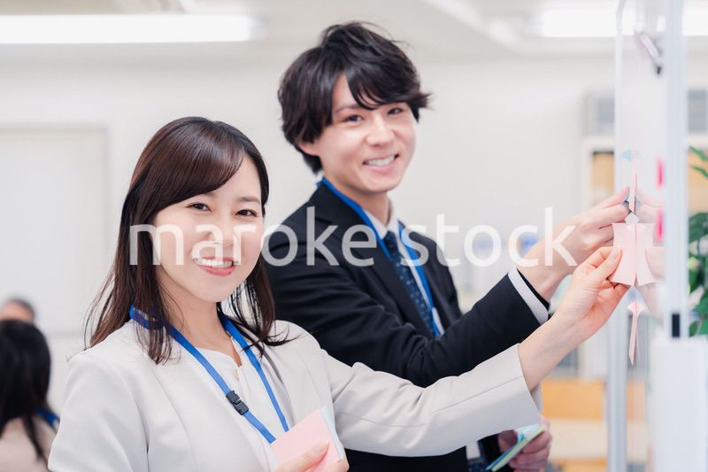 ホワイトボードでアイデアの整理をするビジネスパーソン