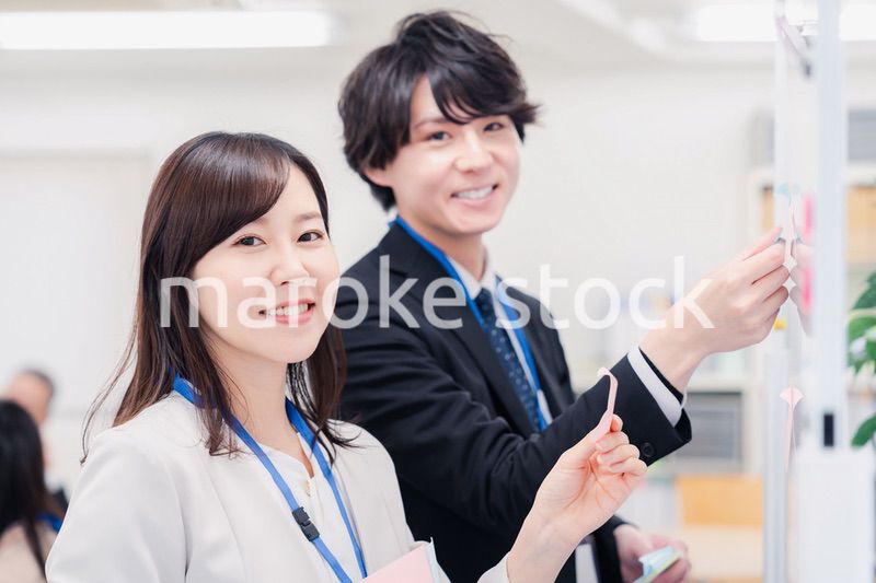 ホワイトボードでアイデアの整理をするビジネスパーソン