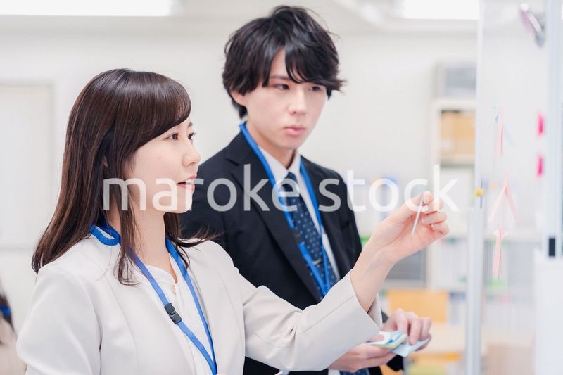 ホワイトボードでアイデアの整理をするビジネスパーソン