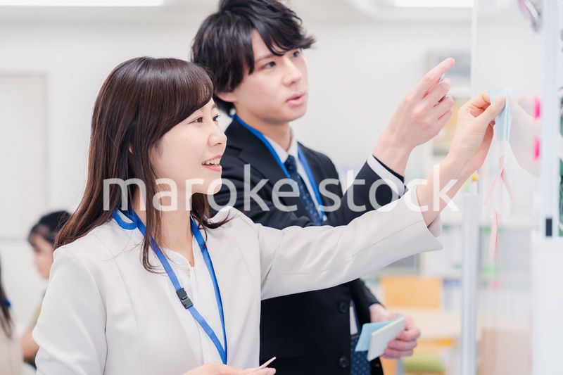 ホワイトボードでアイデアの整理をするビジネスパーソン