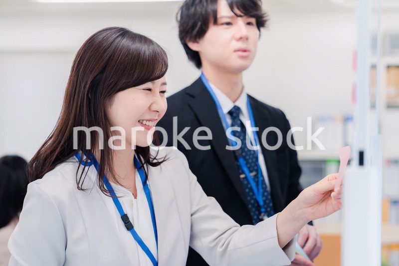 ホワイトボードでアイデアの整理をするビジネスパーソン