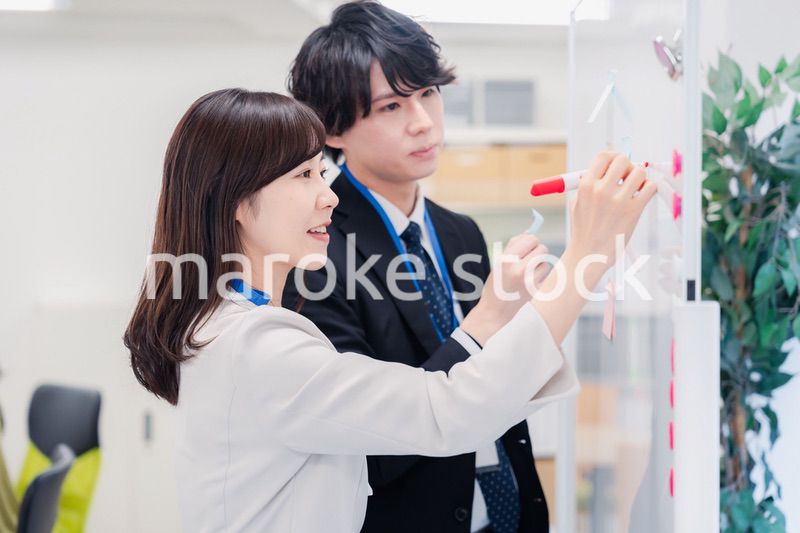 ホワイトボードでアイデアの整理をするビジネスパーソン