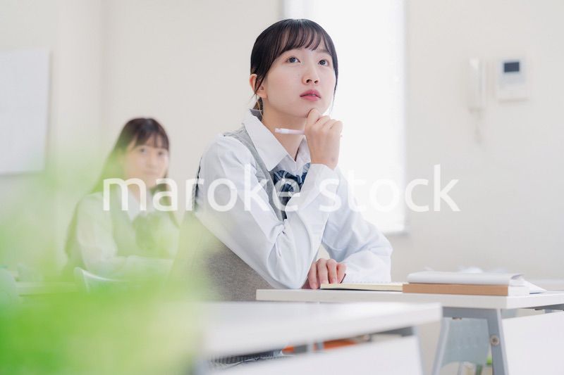 じっくりと考える女子高生