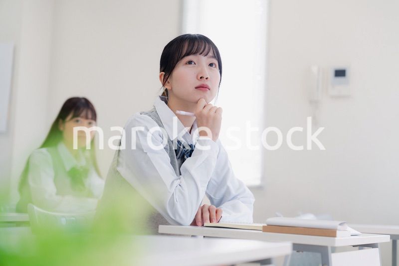 じっくりと考える女子高生