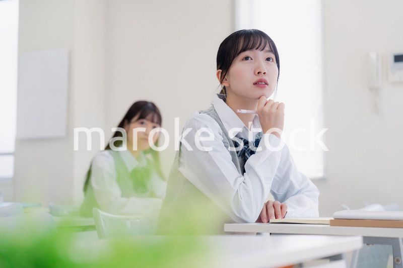 じっくりと考える女子高生