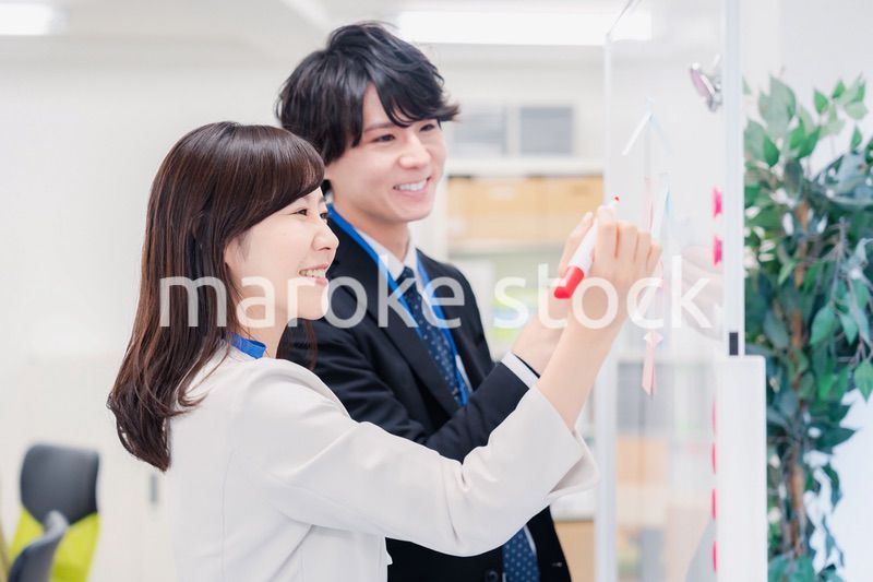 ホワイトボードでアイデアの整理をするビジネスパーソン