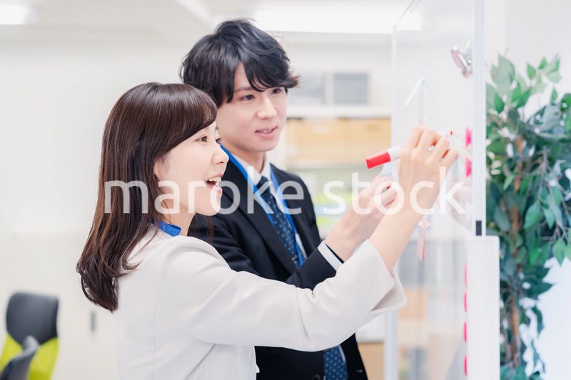 ホワイトボードでアイデアの整理をするビジネスパーソン