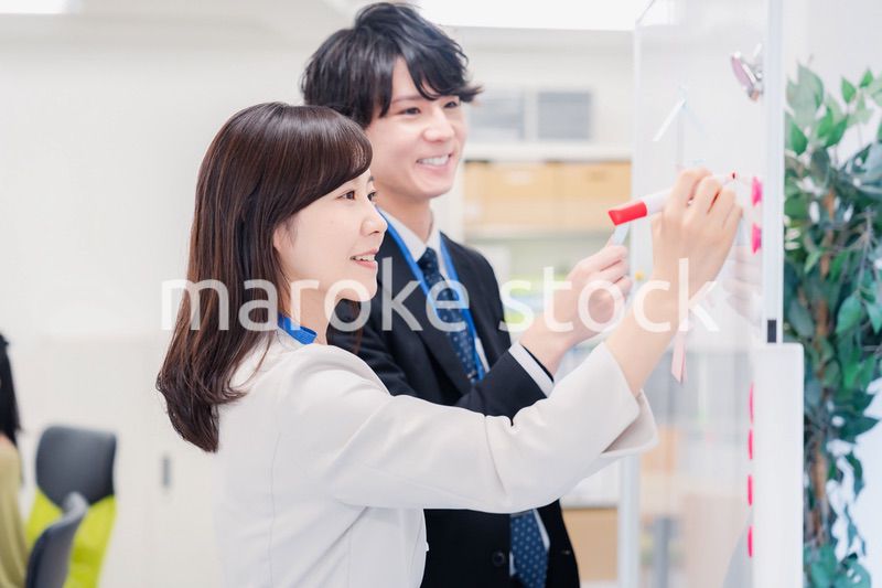 ホワイトボードでアイデアの整理をするビジネスパーソン