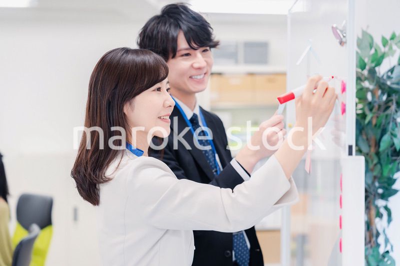 ホワイトボードでアイデアの整理をするビジネスパーソン