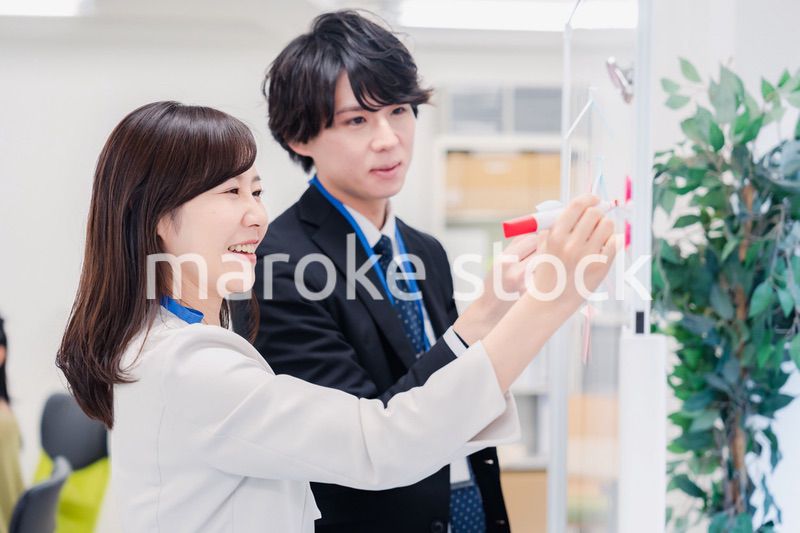 ホワイトボードでアイデアの整理をするビジネスパーソン