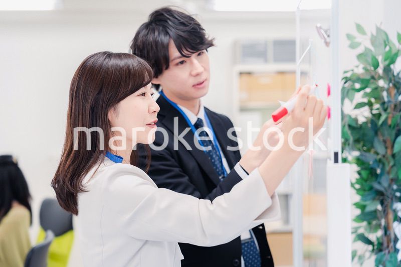 ホワイトボードでアイデアの整理をするビジネスパーソン