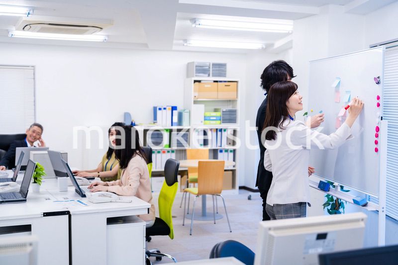 楽しくオフィスで仕事をするスタッフ