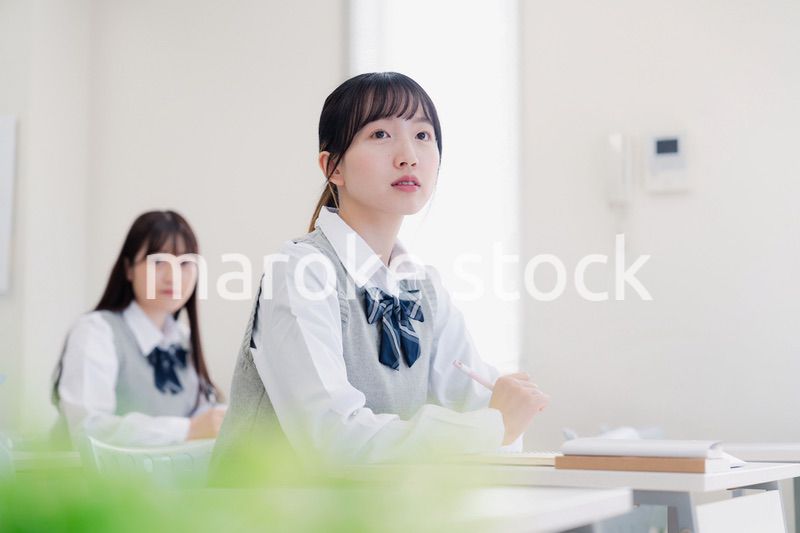 じっくりと考える女子高生