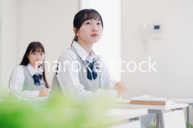 じっくりと考える女子高生