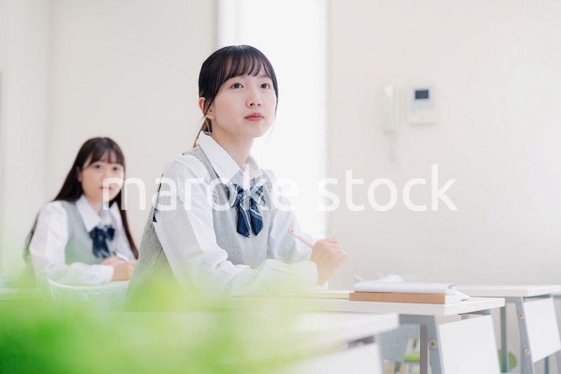 じっくりと考える女子高生