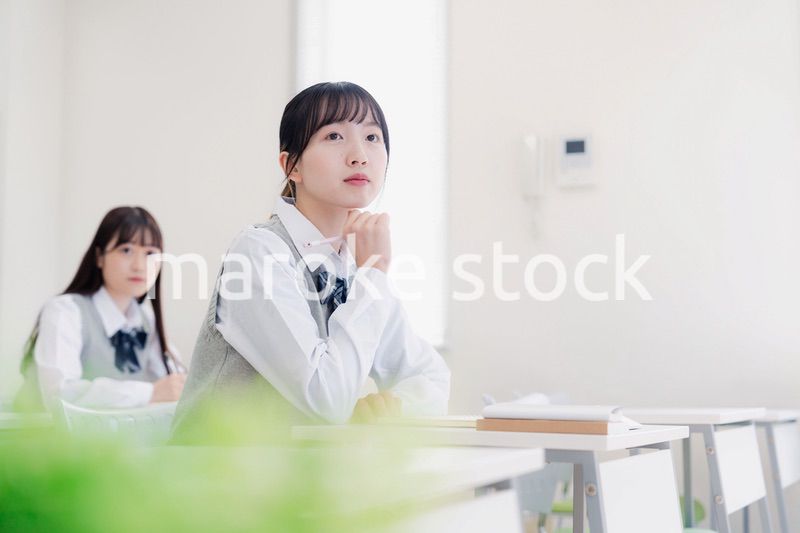 じっくりと考える女子高生