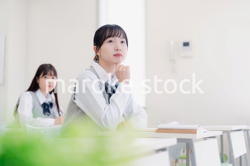 じっくりと考える女子高生