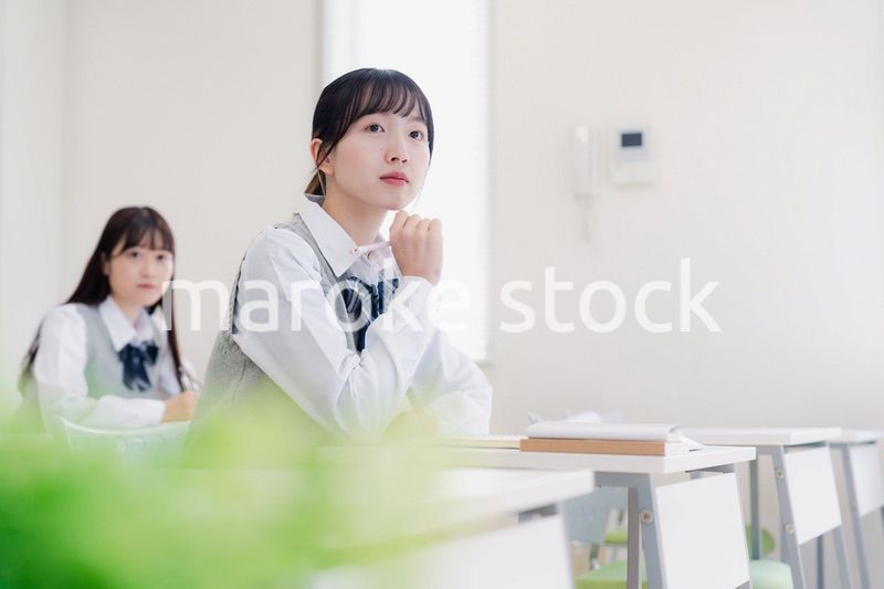 じっくりと考える女子高生