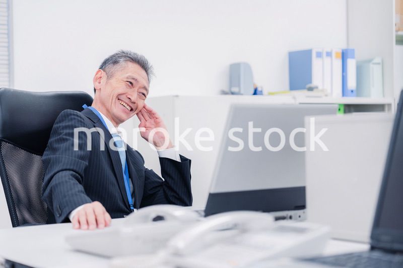 会社で自分の意見を語る管理職の男性