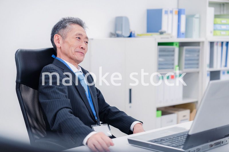 会社で自分の意見を語る管理職の男性