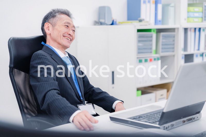 会社で自分の意見を語る管理職の男性