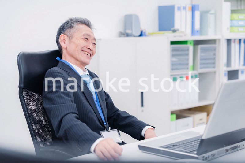 会社で自分の意見を語る管理職の男性