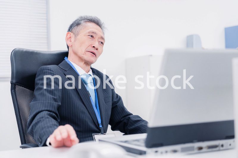 会社で自分の意見を語る管理職の男性