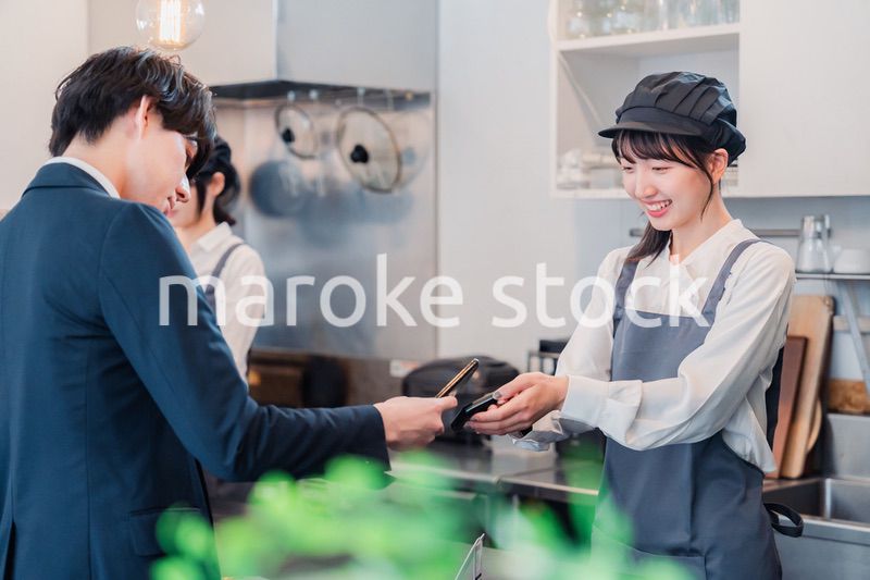 スマホでタッチ決済をする男性