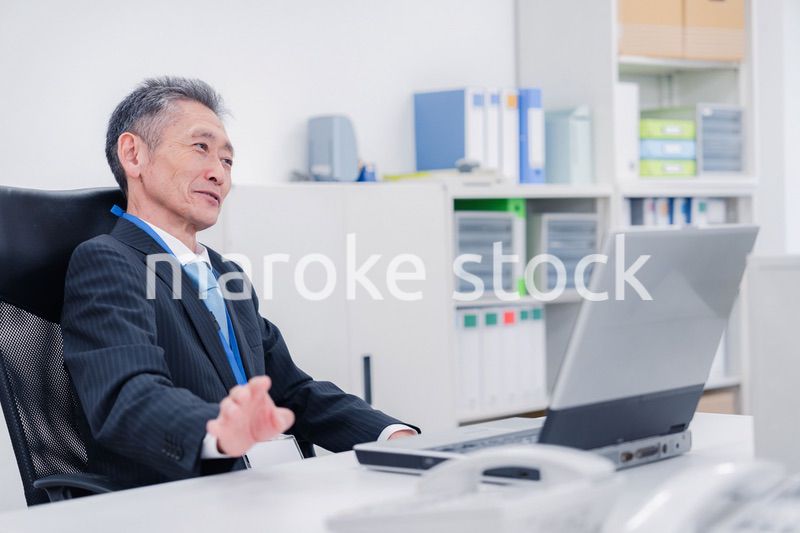 会社で自分の意見を語る管理職の男性