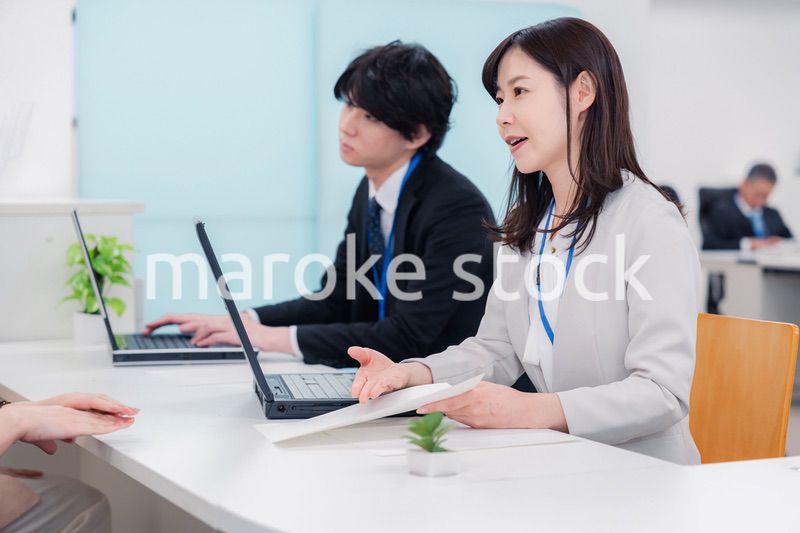 不動産会社で窓口業務をするスタッフ
