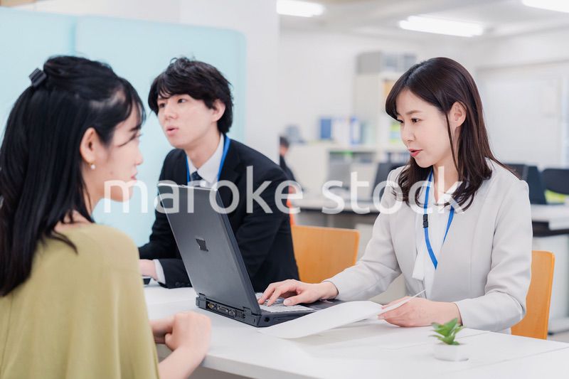 不動産会社で窓口業務をするスタッフ