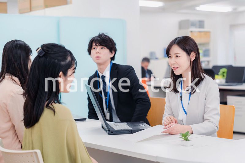 不動産会社で窓口業務をするスタッフ