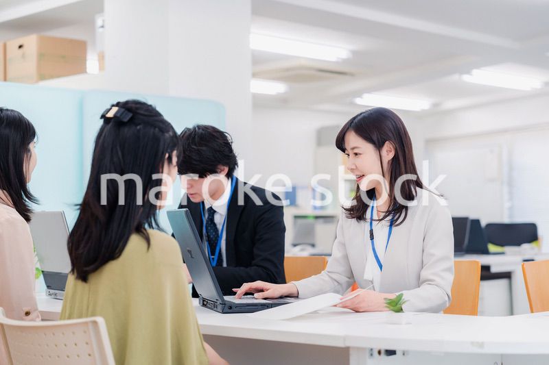 不動産会社で窓口業務をするスタッフ