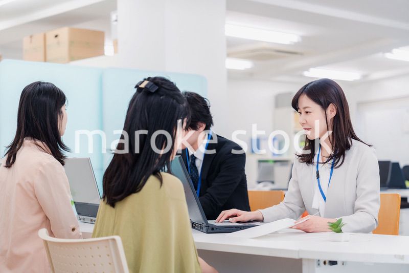 不動産会社で窓口業務をするスタッフ