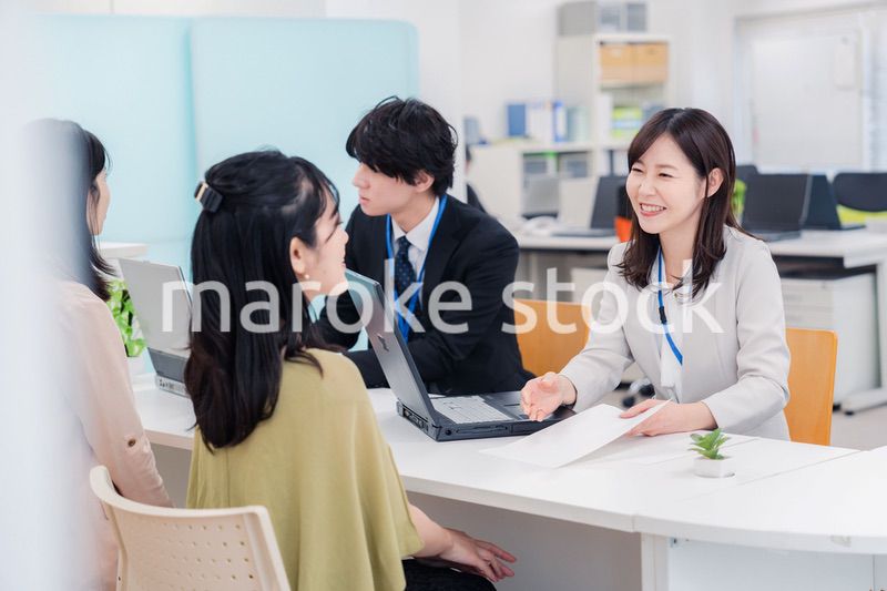 不動産会社で窓口業務をするスタッフ