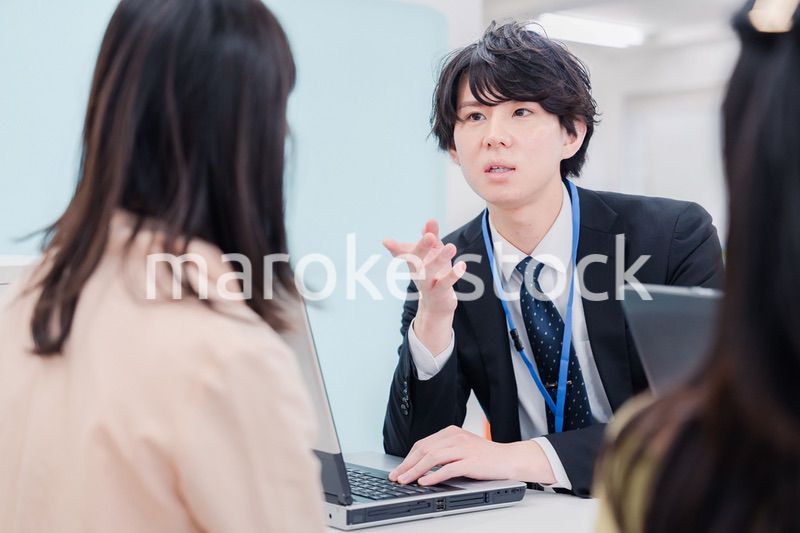 不動産会社で窓口業務をするスタッフ