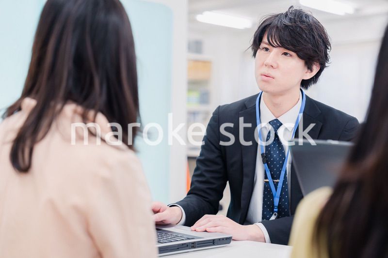 不動産会社で窓口業務をするスタッフ