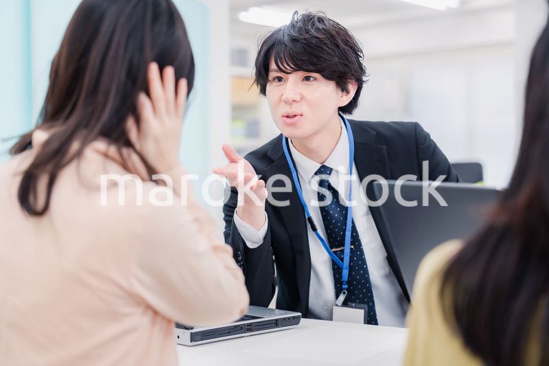 不動産会社で窓口業務をするスタッフ