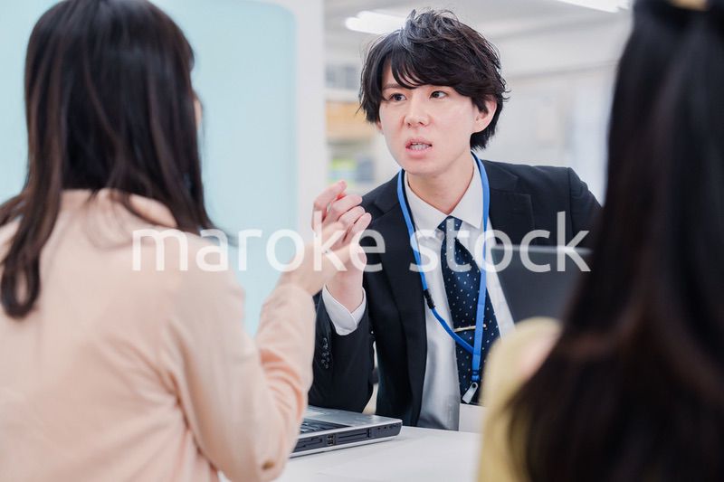 不動産会社で窓口業務をするスタッフ