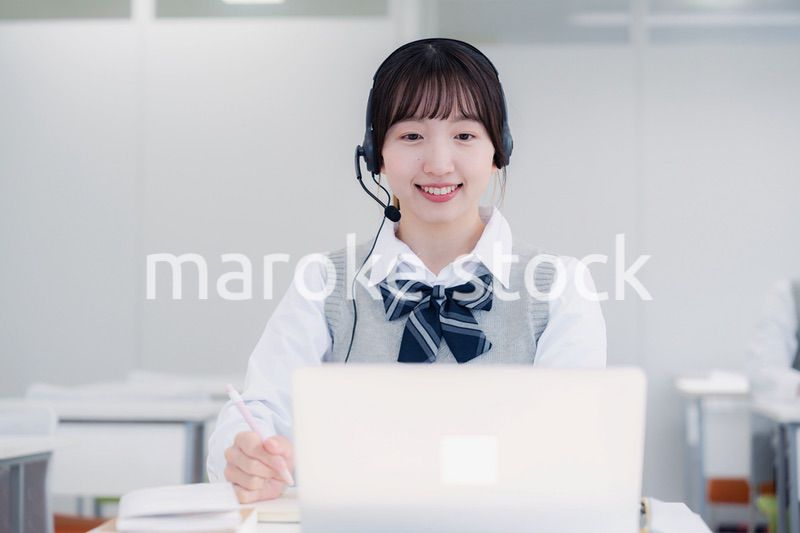 パソコンで授業を受ける女子高生