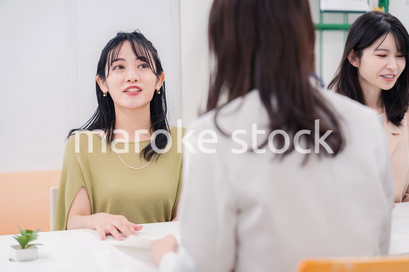 不動産会社で窓口業務をするスタッフ