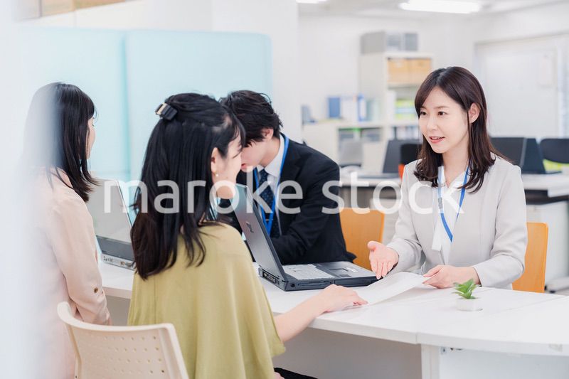 不動産会社で窓口業務をするスタッフ