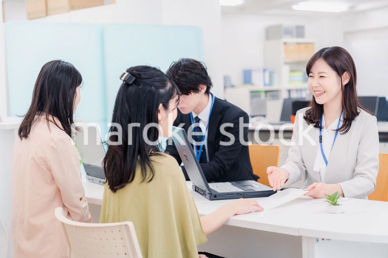 不動産会社で窓口業務をするスタッフ