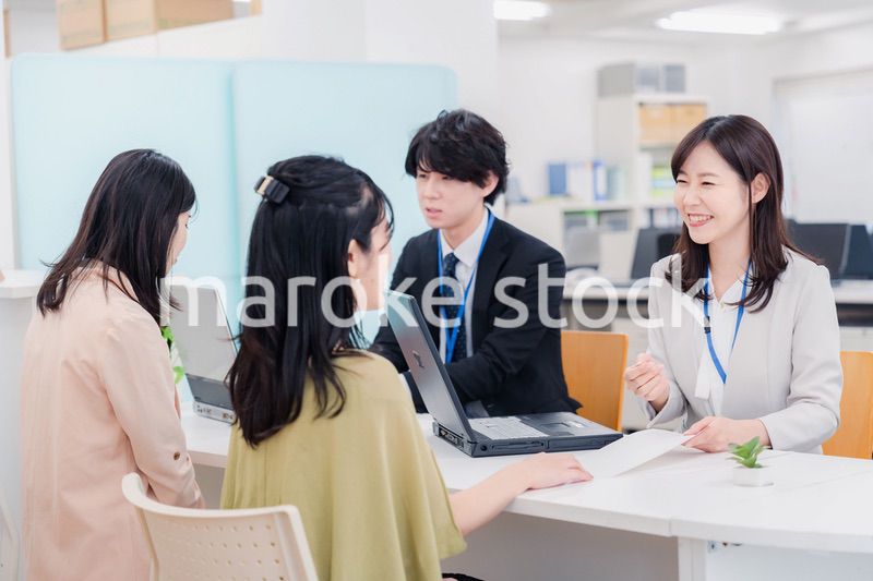 不動産会社で窓口業務をするスタッフ