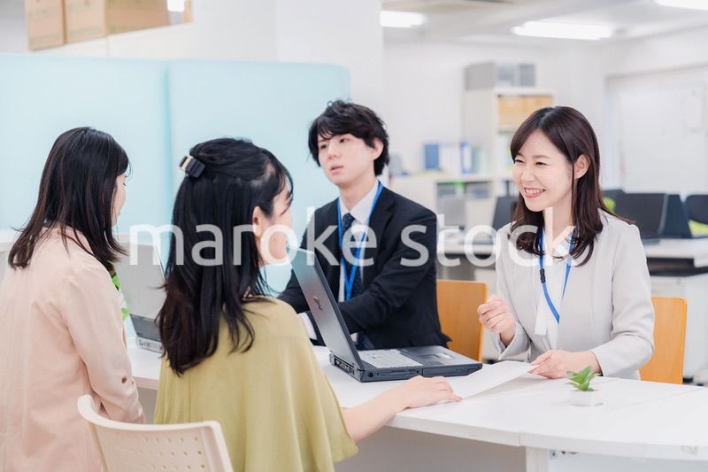 不動産会社で窓口業務をするスタッフ
